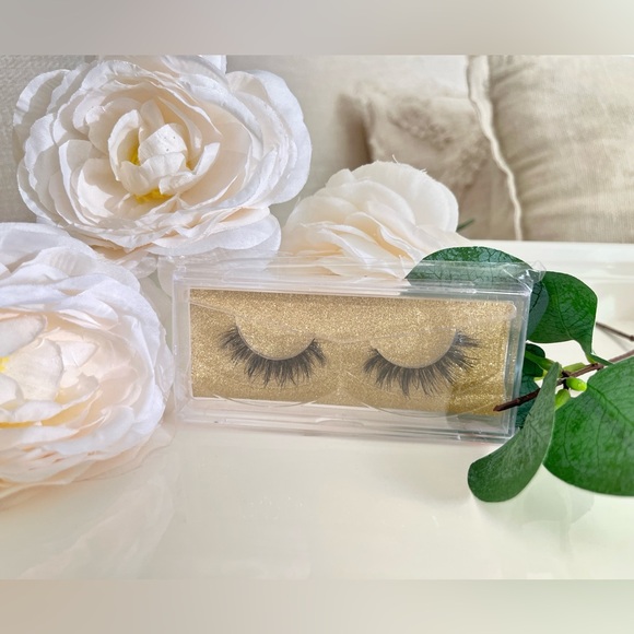 🖤False eyelashes (one set) NWOT - Picture 1 of 2